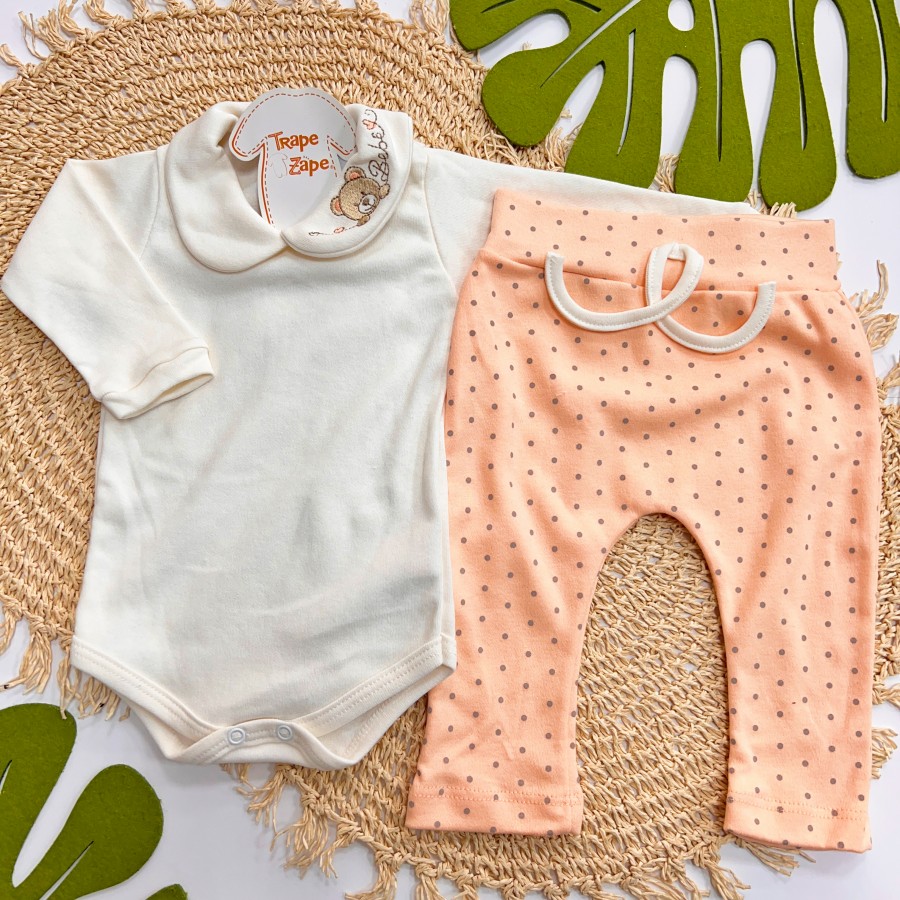  Conj. Body Manga Longa Gola Bordada Ursa Bebê e Calça Poá - Salmão e Off White